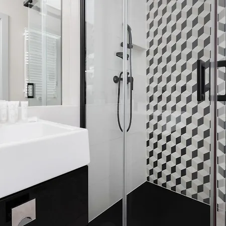 Blue Studio In With Desk And Free Access To The Gym By Renters